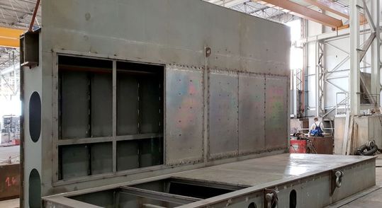 Prototyp eines Laderaumbereichs (eine Hälfte) für ein Container-Binnenschiff. Die verwendeten Sandwiches haben ein Abmaß von 2 m x 1 m mit Dicken im Bereich von 14 mm bis 28 mm.(Bild:  © Fraunhofer IWU)