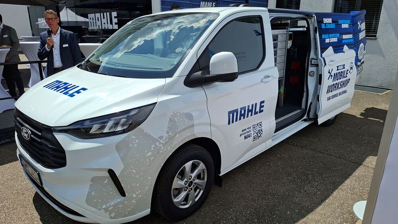 Erstmals vorgestellt: ein zusammen mit dem Unternehmen Bott ausgestattater Ford-Tansit-Werkstattwagen. Der „Mahle Mobile Service“ soll Werkstätten die Möglichkeit eröffnen, Fahrzeuge direkt beim Kunden zu warten und reparieren. (Bild: Dominsky – VCG)