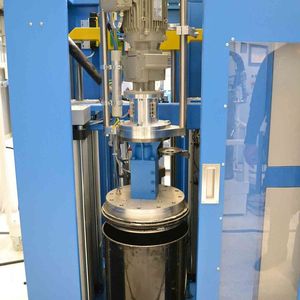 Tartler-Anlage Nodopox 50 V mit dem neuen Fasswechsel-System: Ein neues Fass wurde in die Anlage gestellt und die Folgeplatte fährt in das Fass ein.