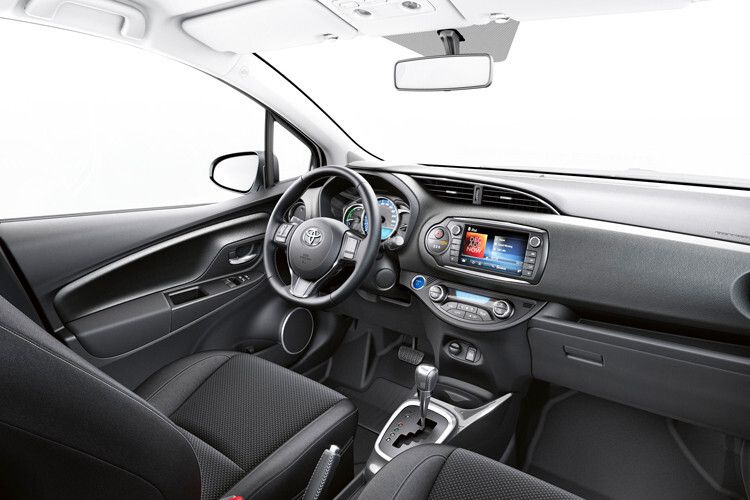 Der Innenraum ist konventionell, aber durchaus geschmackvoll eingerichtet. Viele Hartplastikflächen sind weicheren Soft-Touch-Materialien gewichen, die den Qualitätseindruck spürbar heben. (Foto: Toyota)