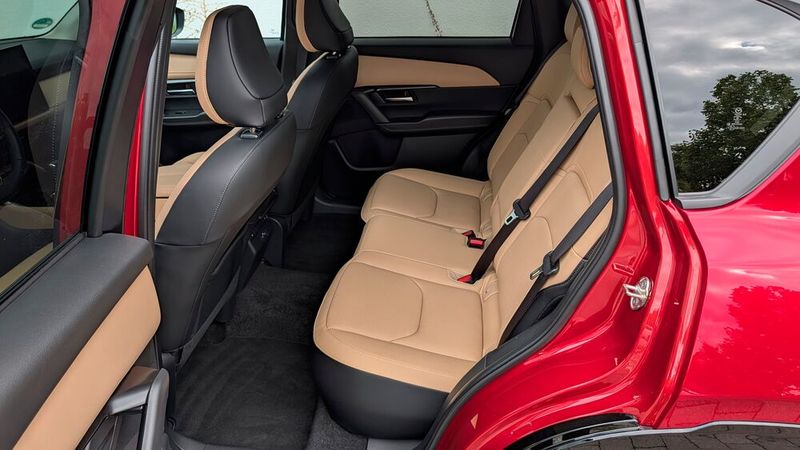 Deutlich mehr Platz als im Vorgänger und in vielen anderen Kompakt-SUVs finden die Fondpassagiere vor.  (Bild: Rosenow – VCG)