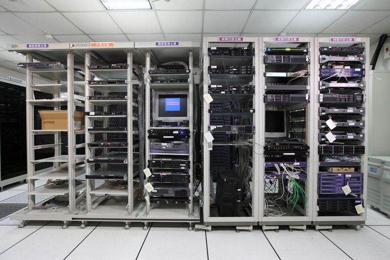 Ein Standard-Rechenzentrum: Steigende Anforderungen stoßen bei einem herkömmlichen Design schnell an die Grenzen. (Delta)