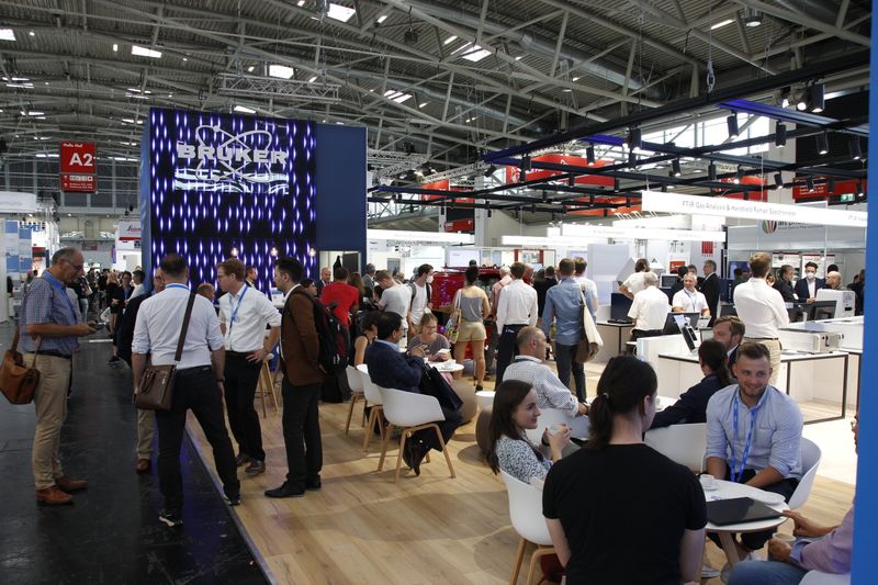 An den großen Messebauten wie bei Bruker gab es genug Platz für Gespräche bei Kaffee oder kleinen Snacks. (LABORPRAXIS, C. Lüttmann)