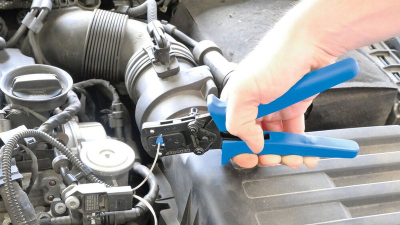 Für konventionelle Kabel- und Steckverbindungen am Fahrzeug hat Gedore ein neues Reparaturset im Programm. (Bild: Gedore)