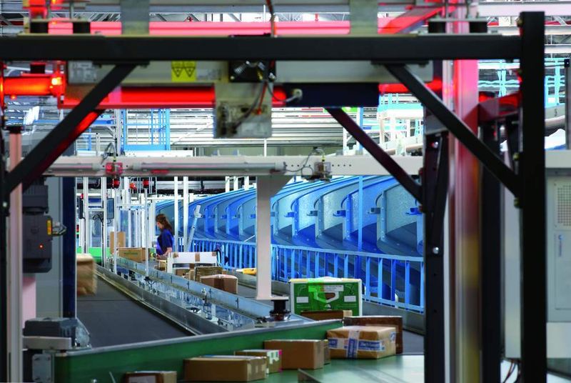 Hochleistungskippschalensorter verteilen je nach Endbestimmungsort die Sendungen über 80 Wendelrutschen zum Süd- oder Nordausgang. Bilder: Beumer (Archiv: Vogel Business Media)