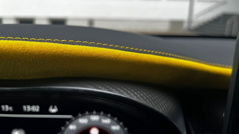 Mit dem Facelift brachte Nissan auch die neue Topvariante N-Sport auf den Markt. Innen erkennbar ist die Top-Ausstattung vor allem an den gelben Zierelementen. Rund um die Instrumententafel zieht sich ein gelber Alcantara-Rahmen. (Bild: Simon – VCG)