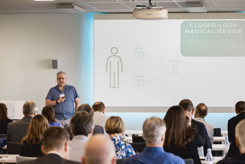 Die Herausforderungen an die Cybersecurity durch Closed Loop Medical Devices stellte Sebastian Wittor (Bayoomed) in seinem Vortrag vor. (Bild: Stefan Bausewein)