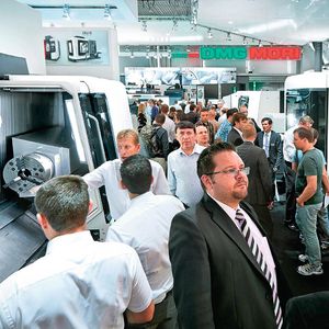 Viele Maschinen und Besucher gab es auf dem weitläufigen Stand von DMG Mori auf der AMB 2014 in Stuttgart.