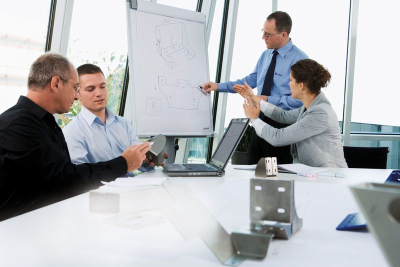 Trumpf bietet unter anderem Seminare, Workshops und Beratungen zur Teilegestaltung mit Blech. Darin entwickeln Experten von Trumpf gemeinsam mit den Kunden optimierte Konstruktionslösungen. (Bild: Trumpf)