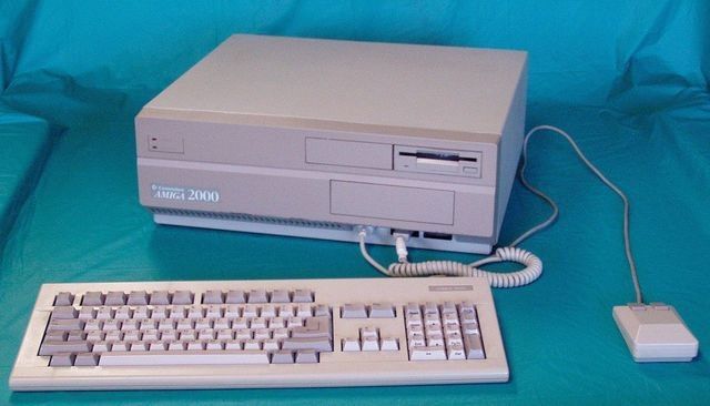 Am anderen Ende der Skala befand sich der Amiga 2000. Das große Gehäuse bot Platz für zahlreiche Erweiterungskarten. Das Gerät zielte auf anspruchsvolle Anwender, vor allem im Bereich Computergrafik und Multimedia. (Gemeinfrei)
