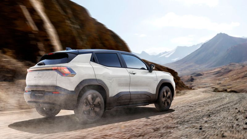 Im Vergleich zu seinem Verbrenner-Vorgänger legt der elektrische Vitara in allen Abmessungen zu. (Bild: Suzuki)