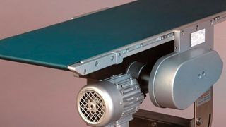 Platzsparend durch kompakte Bauweise: das neue Flachförderband GES-25 UA mit Unterantrieb. (Bild: Geppert-Band)