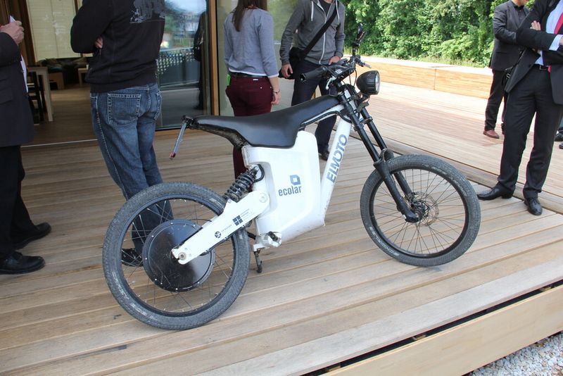 Passend dazu ist dieses Elektromotorrad, das über die Solarzellen des Gebäudes geladen werden kann. (Bild: Schäfer)