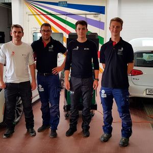 In der Vorbereitung wurde er von Bundestrainer Thomas Holzmann (2. v. l.) unterstützt. (Bild:  Werth – Worldskills Germany)