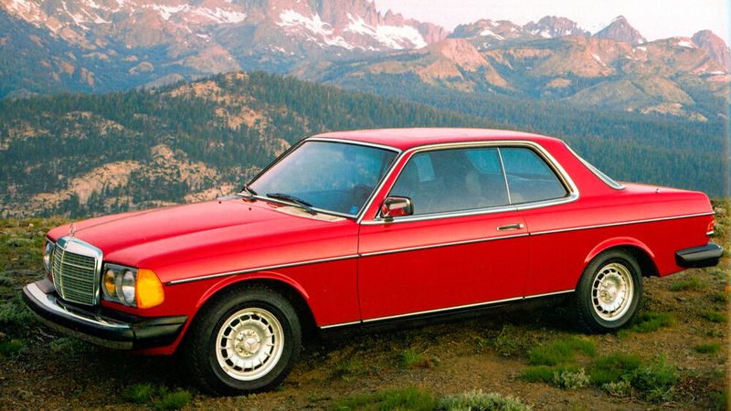 Bereits im Herbst 1977 kam für den US-amerikanischen Markt der 300 CD mit 59 kW (80 PS) und damit ein Diesel-Coupé hinzu. Damit wollte Mercedes unter anderem den durchschnittlichen Treibstoffverbrauch der Mercedes-Benz-Automobile in den USA reduzieren. Nachdem sich die Grenzwerte für den Flottenverbrauch weiter verschärften, wurde der 300 CD im Jahr 1981 durch den 300 CD Turbodiesel ersetzt. Auch dieses Coupé mit 92 kW (125 PS) Leistung wurde nicht für den europäischen Markt angeboten, sondern löste in den USA das Modell 280 CE ab.  (Bild: Mercedes-Benz Classic Archive)