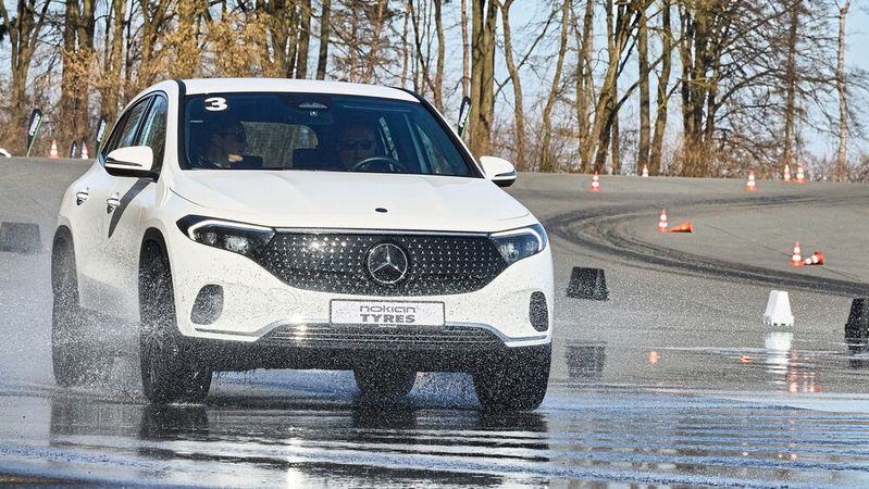 Ein abrupter Reibwertverlust ist eine schwierige Aufgabe für einen Reifen – doch der Nokian Seasonproof 2 meisterte den Wechsel von trockenem auf nassen Asphalt problemlos.(Bild:  Nokian)