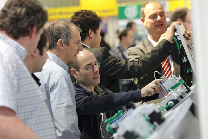 Die Gemeinschaftsstände „AMA Zentrum für Sensorik, Mess- und Prüftechnik“, „open source meets industry“ sowie „wireless in automation“ bieten den Besuchern die Möglichkeit, sich konzentriert zu den jeweiligen Themen zu informieren und gezielte Ansätze zur Lösung ihrer Automatisierungsaufgaben zu finden. (Bild: Mesago)