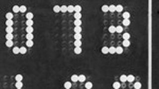 Olympische Spiele 1976 im kanadischen Montréal: Die 14 Jahre alte rumänische Turnerin Nadia Comaneci erhält die Idealnote 10.00. Die Anzeigetafel mit drei Stellen war darauf allerdings nicht ausgelegt und zeigt nur die Note "1.00" an. (Bild: Yahoo/Eurosport)