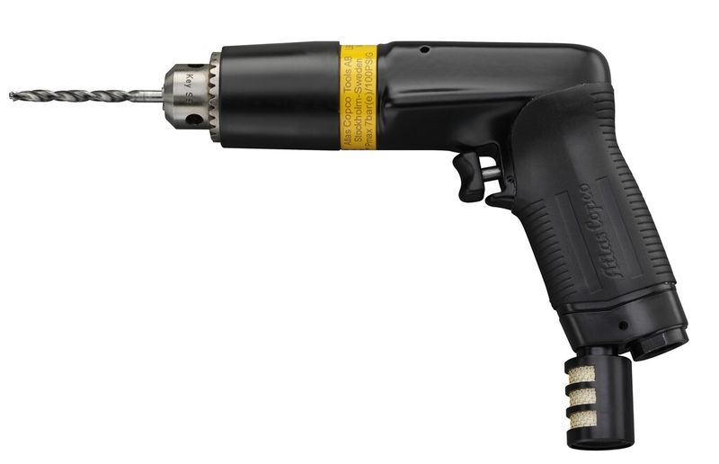 Durch die leichte Abwinklung des Handgriffs dieser Bohrmaschine kann der Mitarbeiter eine besonders starke Vorschubkraft auf die Verlängerung der Bohrspindel aufbringen. Die kleinen Flügel in der Werkzeugmitte verleihen den Fingern besseren Halt. (Bild: Atlas Copco Tools)