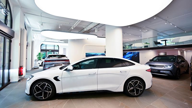 Neben Denza sind in dem neuen Showroom auch BYD-Modelle ausgestellt. (Bild: BYD)