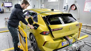 Ein ADAC-Mitarbeiter testet den Opel Astra Electric. (Bild: Autoren-Union Mobilität/ADAC/Ralph Wagner)