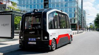 IAV-Manager Veit Lemke stellt auf den Hamburger Karosseriebautagen das Mobilitäts- und Systemkonzept des autonom und elektrisch fahrenden Kleinbuses Heat vor. (HEAT (Hamburg Electric Autonomous Transportation))