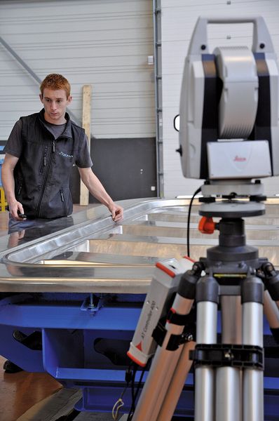 A worker places a reflector to measure the mould. (Source: Hexagon Metrology)