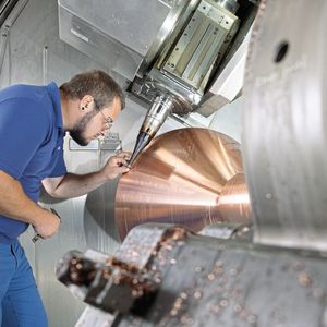 The internal coolant supply directs the coolant to both flanks of the cutting edges. This enables, in addition to high precision and tool life, the flushing of chips from the narrow slots.(Source:  Horn/Sauermann)