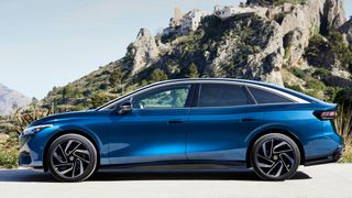 Ende des Jahres fährt als Nummer sechs der ID.7 vor. Die Fließhecklimousine misst stolze 4,96 Meter und markiert vorläufig das Flaggschiff der Strom-Modelle. (Bild: Volkswagen AG)