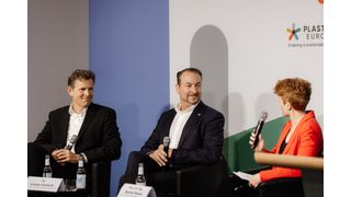 Dyskusja panelowa w Berlinie poświęcona znaczeniu branży tworzyw sztucznych dla Niemiec jako ośrodka innowacji. Od lewej: dr Carsten Gerhardt (EY), prof. Manfred Renner (Fraunhofer CCPE) oraz dr Christine Bunte (Plastics Europe Deutschland). (Bild: Plastics Europe Niemcy)