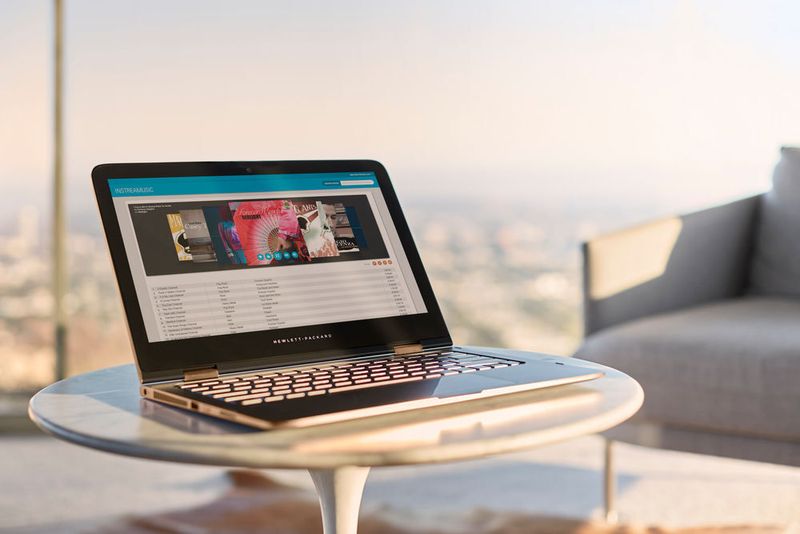 Das neue Spectre x360 mit Skylake-CPU ist auch als Bang-&-Olufsen-Sondermodell in Silber- und Kupfer-Farbe lieferbar. (Bild: HP)