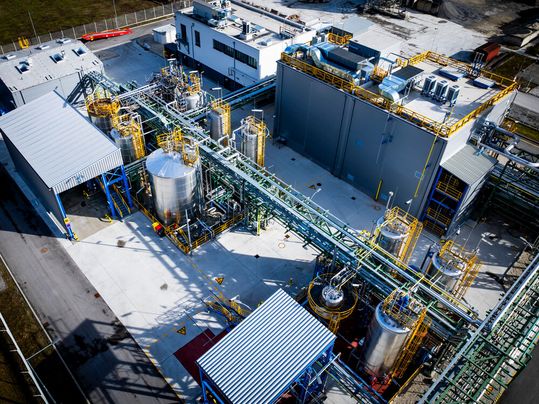 Die weltweit erste Anlage zur Herstellung von Rhamnolipid-Biotensiden im industriellen Maßstab befindet sich in der Slowakei.(Bild:  Evonik Industries)