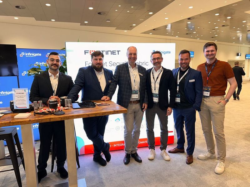(v. l.) Hadi Can Ayanlar, Niklas Lay und Jörk Gödde (Infinigate), Jörg Kortmann (Fortinet), Henry Hicking (Infinigate) und Lucas Lutz (sysmind) (Bild: Vogel IT-Medien)