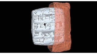 Verborgene Keilschrift im Inneren eines antiken Tonumschlags werden mithilfe eines mobilen Computertomographen sichtbar. (Bild: Universität Hamburg)