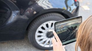 Die DAT-Software Fast Track AI unterstützt nicht nur Tablets und Smartphones, sondern auch Portalscanner bei der Schadenaufnahme. (Bild: DAT)
