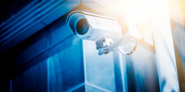 IoT-Geräte wie Sicherheitskameras können als trojanisches Pferd missbraucht werden, warnt das deutsche Unternehmen IoT Inspector. In den USA wurden jüngst drei chinesische Elektronikhersteller deshalb auf eine Verbotsliste gesetzt.(Bild:  ©kalafoto - stock.adobe.com)