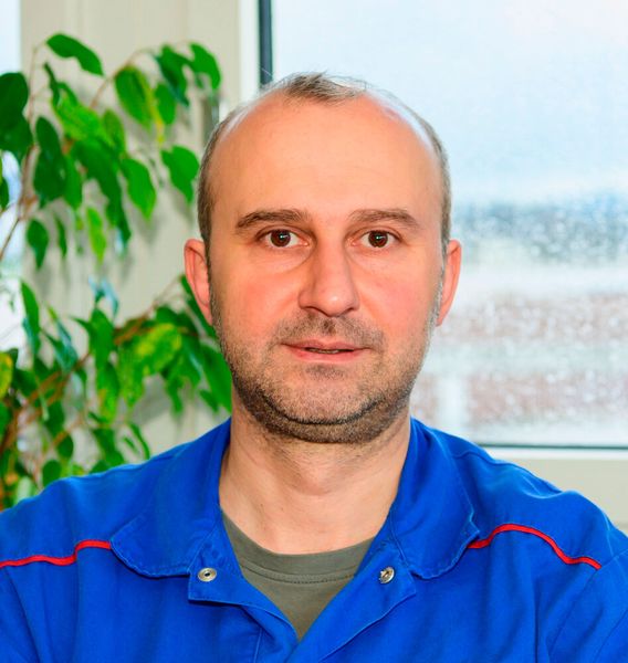 Serkan Sezgin ist als Supervisor Automation bei Froneri Schweiz zuständig für die  Ablaufoptimierung, wobei er eng mit den Linienführern zusammenarbeitet. (Bild: Baumer)
