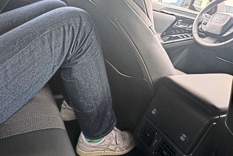 Hinter einem knapp zwei Meter großen Fahrer bleibt jedoch kaum Beinfreiheit. (Bild: Sven Prawitz/Vogel Communications Group)