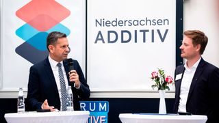 Am 12. September dürfens sich 3D-Druck-Enthusiasten auf das Forum Additive Fertigung 2024 beim LZH in Hannover freuen. Auch die beste 3D-Druck-Idee wird ausgezeichnet. Mit dabei ist wieder der Wirtschaftsminister Olaf Lies (links), der die Veranstaltung begleitet. (Bild: L. Schulz)
