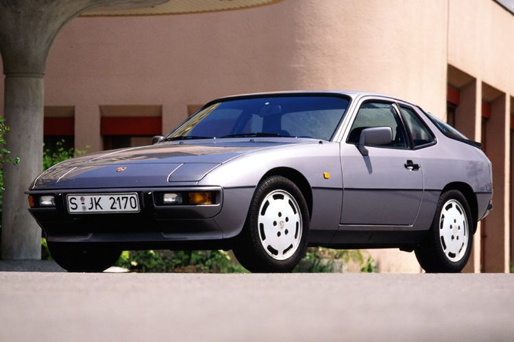 Der ab Modelljahr 1976 erhältliche 924 wurde von Porsche im Auftrag von Volkswagen als Nachfolger des 914 entwickelt. Erstmals kam ein flüssigkeitsgekühlter Frontmotor zum Einsatz, dessen Zylinder zudem in Reihe angeordnet waren. Das 125 PS starke Aggregat wurde vom Audi 100 übernommen und von Porsche entsprechend modifiziert. Ab 1979 gab es auch eine 177-PS-starke Turbo-Variante des 924. (Porsche)