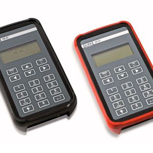 Das Hydraulik-Diagnosegerät HD 01 von Leitenberger im Bopad-Gehäuse von Bopla: Der farbige Stoßschutz bewahrt vor Schäden und dient der farblichen Anpassung an das Corporate Design des Anwenders.