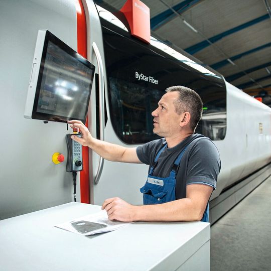 Übersichtlich und komfortabel: Bedient wird die grossformatige Laserschneidmaschine ByStar Fiber 8025 über zwei Touchscreens(Bild:  Daniel Kunzfeld / Bystronic)