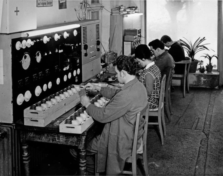 1962 spezialisierte man sich zusätzlich auf Elektroinstallation und Haustechnik und kurze Zeit später folgen der Schaltschrankbau und die Entwicklung von Elektronikbaugruppen. (eks Engel)