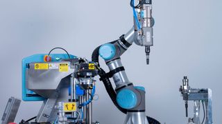 Im Werkzeug-Bahnhof bedient sich die SEV-P vollautomatisch mit Werkzeugen. Das Picken und Positionieren der unterschiedlichen Verbindungselemente erfolgt dann mittels Vakuum-Technologie. (Bild: WEBER Schraubautomaten GmbH)