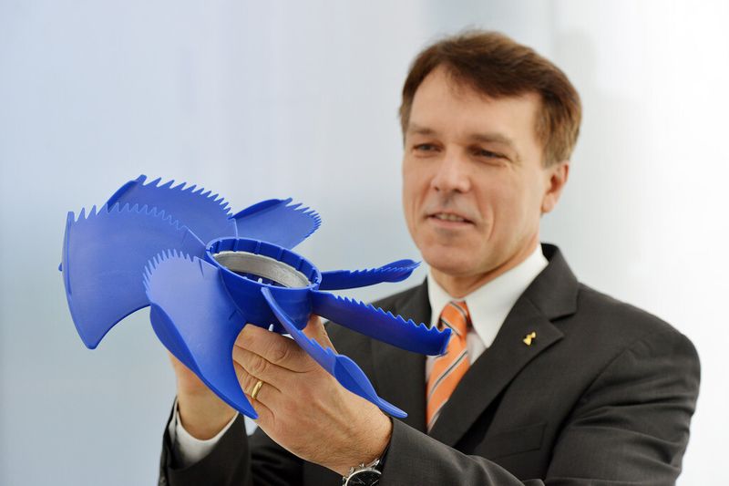 Der Vorstandsvorsitzende Peter Fenkl präsentiert den neuen Bio-Ventilator, mit dem sich Ziehl-Abegg als Trendsetter beim Einsatz von Biopolyamiden sieht. (Bild: Ziehl-Abegg/Achim Köpf)