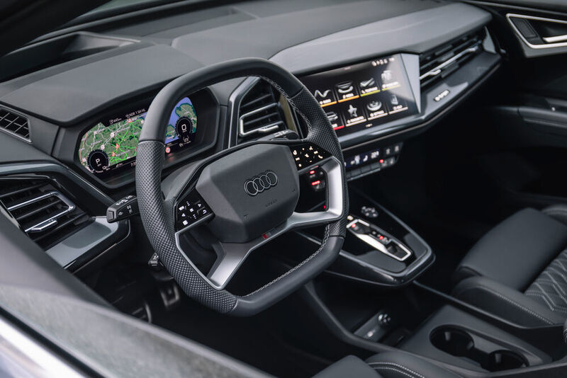 Audi-typisch luxuriös und ein bisschen futuristisch geht es im Cockpit zu. (Audi)
