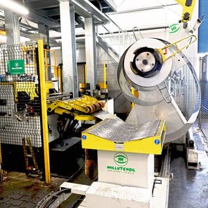 Die Abwickelhaspel von Millutensil kann große Blechcoils aufnehmen. Die Restmenge hier wird bald verarbeitet sein. Die Zuführung erfolgt wohldosiert und zuverlässig – die Sicherheit der Bediener wird bei Millutensil ganz groß geschrieben.(Bild:  Pergler Media)