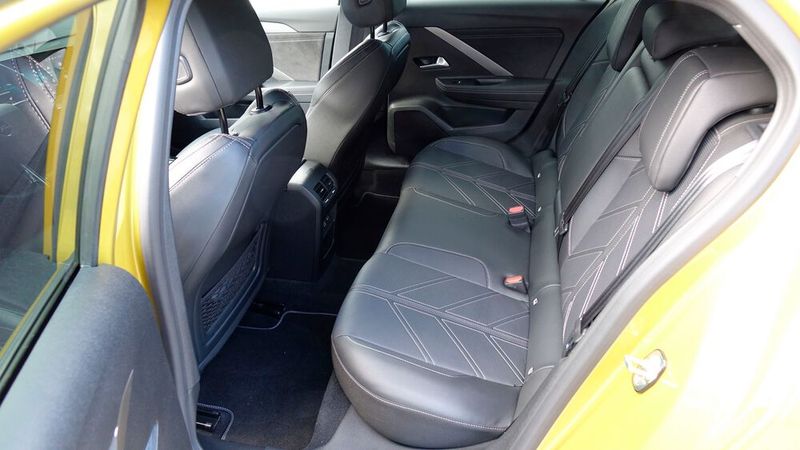 Auf der Rücksitzbank wird es für erwachsene Passagiere schnell eng. Ein Raumwunder ist der Astra nicht. (Bild: Rosenow – »kfz-betrieb«)