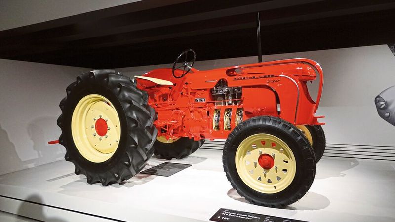 Auch ein Teil der 75-jährigen Geschichte von Porsche als Fahrzeughersteller: Als Porsche-Diesel Motorenbau GmbH stellte man in den 1950er- und 1960er-Jahren in Manzell am Bodensee Traktoren mit Dieselmotoren her. Die Geschichte begann 1938 mit der Idee des Volksschleppers, von dem in Stuttgart diverse Prototypen gebaut wurden. Es gab vier Größen: ein Modell mit Ein-, Zwei-, Drei- und Vierzylinder-Motor. (Bild: Dominsky – VCG)