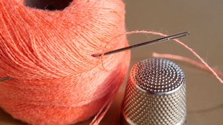 Der Fachkräftemangel wird von der Pandemie nicht außer Kraft gesetzt oder zumindest gemildert. Tools, Ausbildung und externe Mitarbeiter aber auch Versicherungen sollen helfen, die Schadstellen, die dadurch entstehen, zu flicken.  (Bild: MonikaP auf Pixabay )